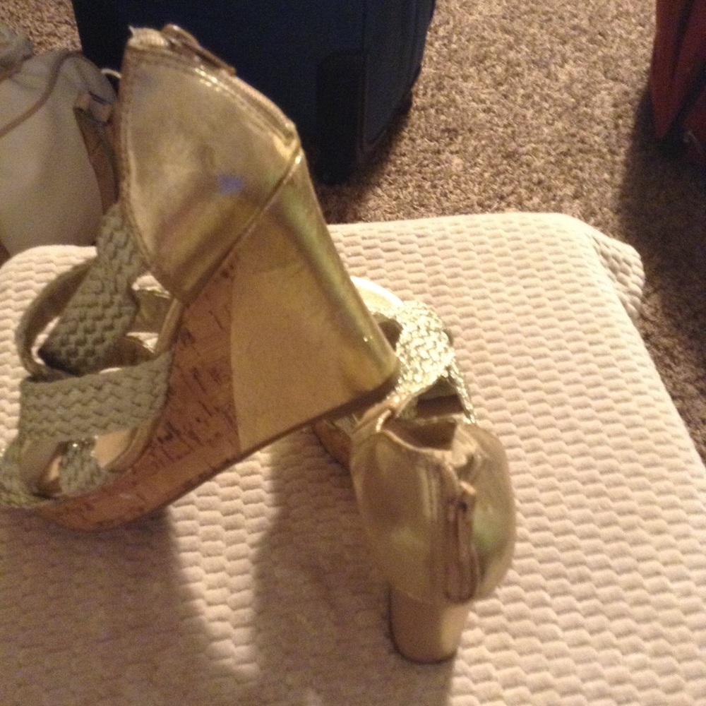 Gold Guess Threaded Braided Wedge - Picture 2 of 4